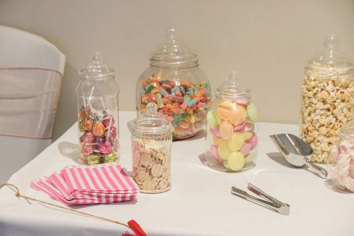 Frascos de dulces de colores para fiesta infantil