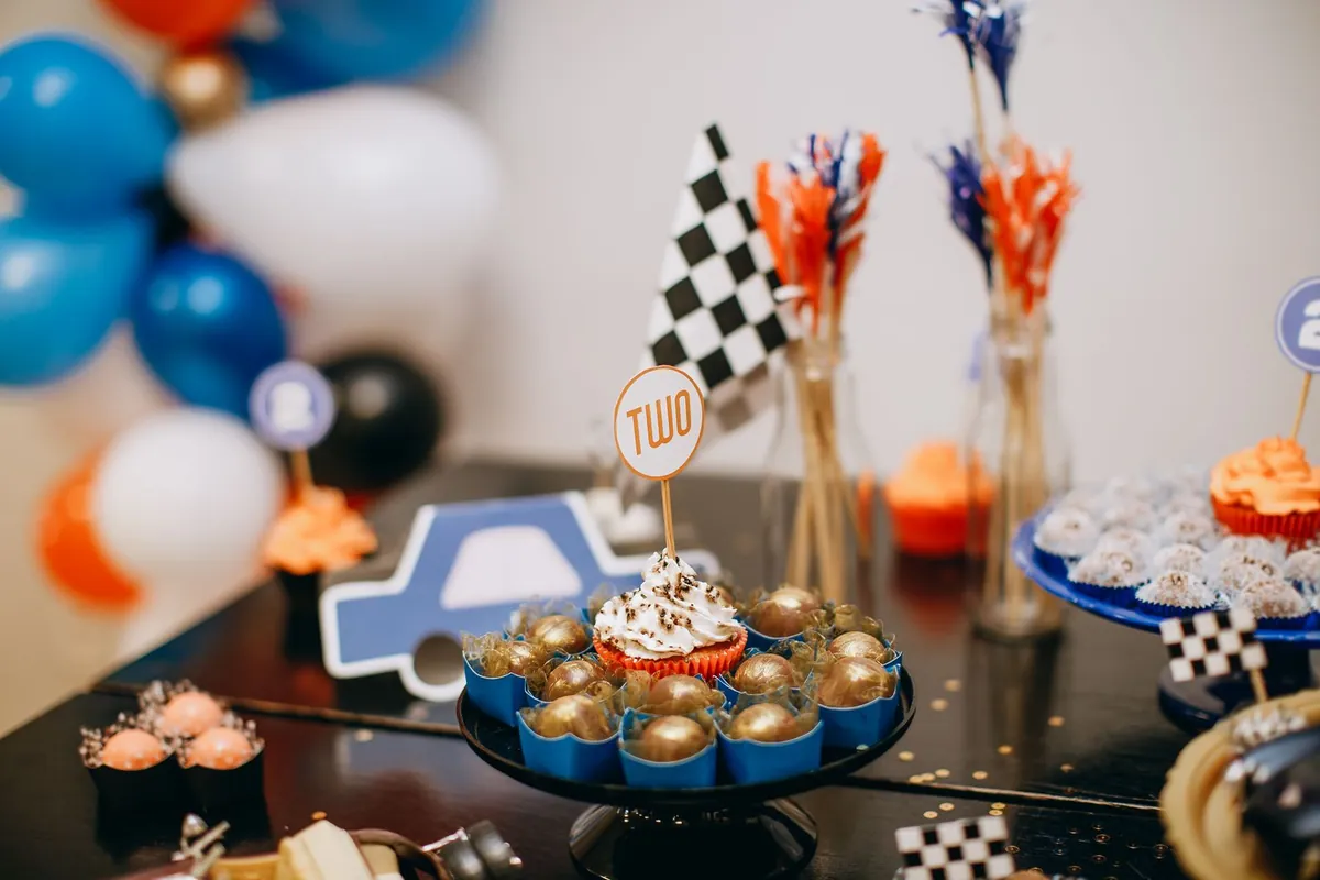 Mesa temática de carreras para cumpleaños infantil