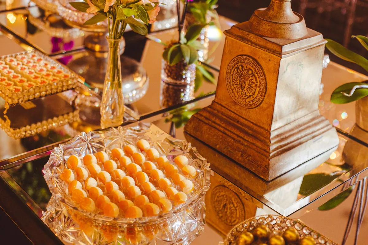 Montaje dorado con postres para evento corporativo